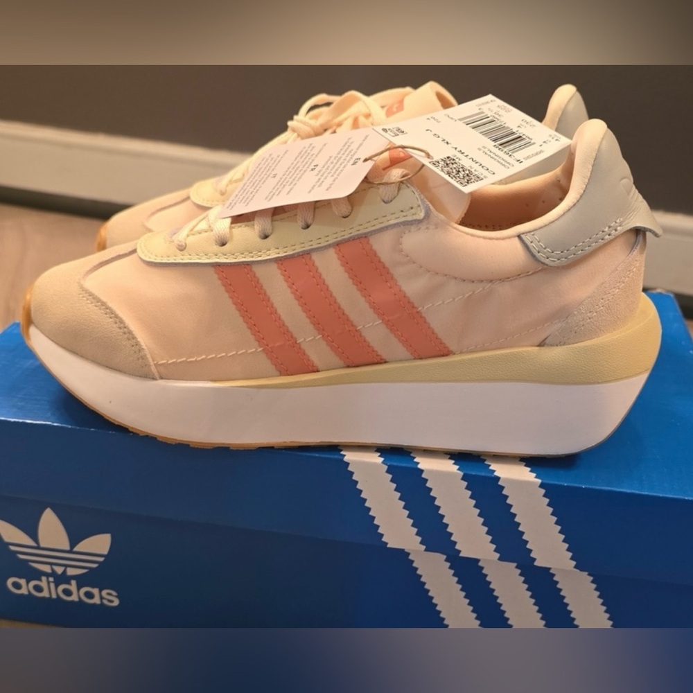 New w/tags in box Adidas Women's Coral and Cream Sneakers
